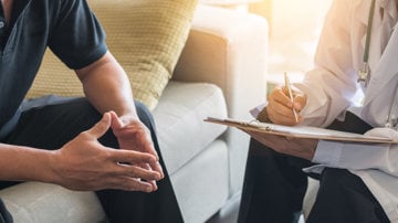 A man visits his local doctor in connection with his asthma diagnosis.