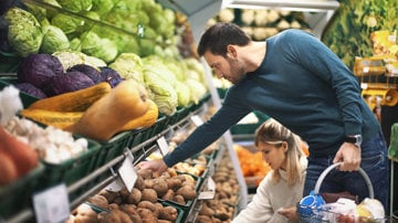 Man makes healthy choices as he shops for a COPD-friendly diet