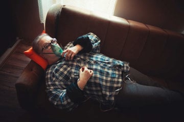 woman-with-copd-using-oxygen-on-her-sofa